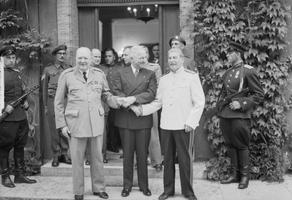 Winston Churchill, Harry S. Truman e Joseph Stalin após a Conferência de Potsdam.