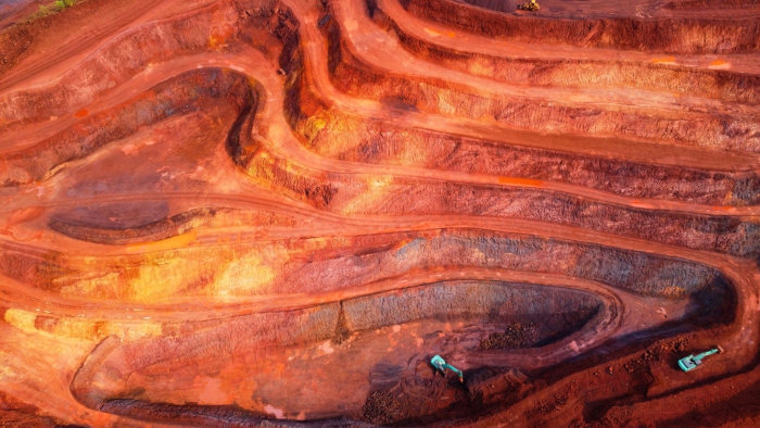 A formação de jazidas de minério de ferro está associada à era geológica Pré-Cambriana.