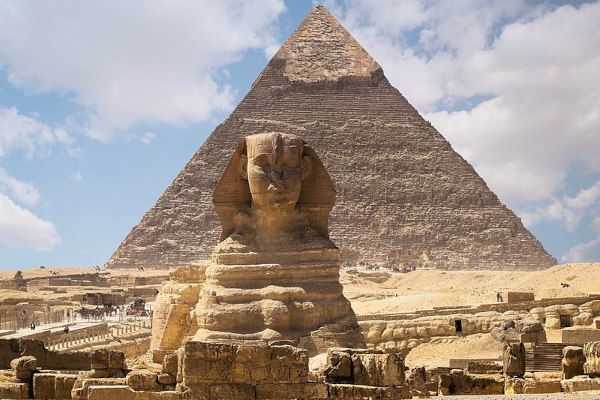 Esfinge em frente à pirâmide de Khafre, estruturas construídas no Egito Antigo, uma das civilizações mais antigas do mundo.