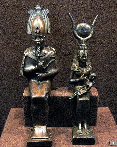Estátua de Isis, Osíris e Hórus, deuses que tinham grande importância na religião do Egito Antigo.