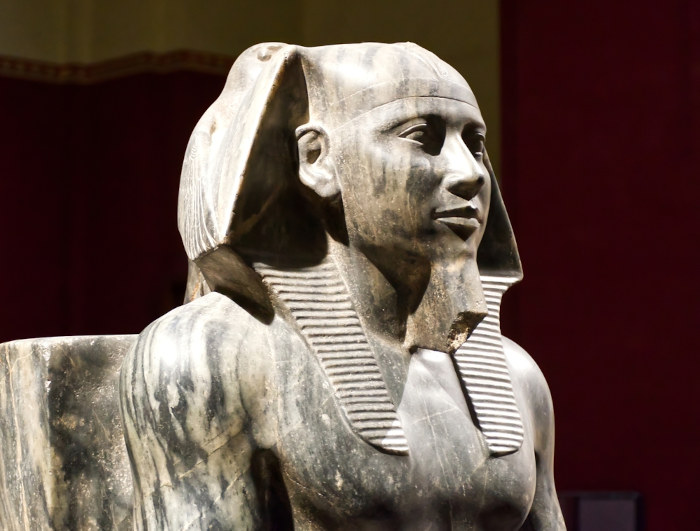 Estátua do faraó Khafre, do Reino Antigo, uma das três fases do período de dinastia no Egito Antigo. [2]
