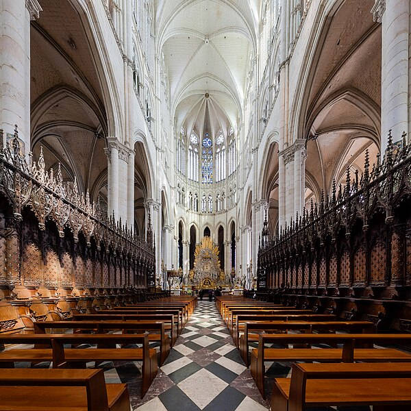 Interior da catedral de Amiens, na França, estilo que recebeu influência da Igreja Medieval.