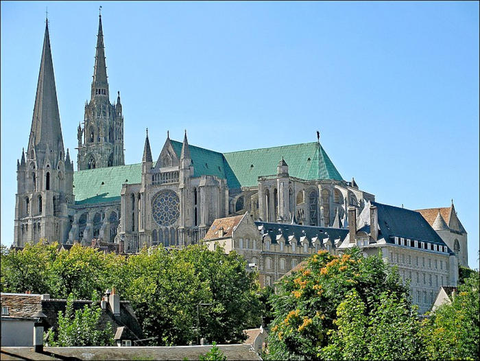 Catedral gótica Notre-Dame de Chartres, na França, construção da Igreja Medieval.