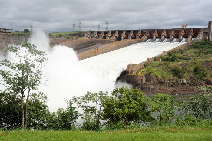 Vista da Usina hidrelétrica de Itaipu, localizada na bacia do rio Paraná.