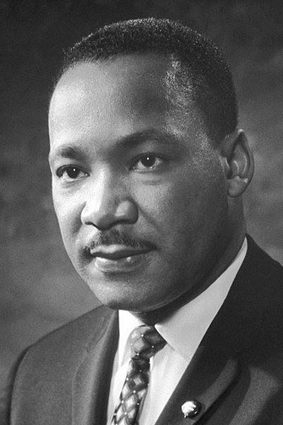 Martin Luther King Jr., o líder de movimentos por direitos civis no contexto da segregação racial nos Estados Unidos.