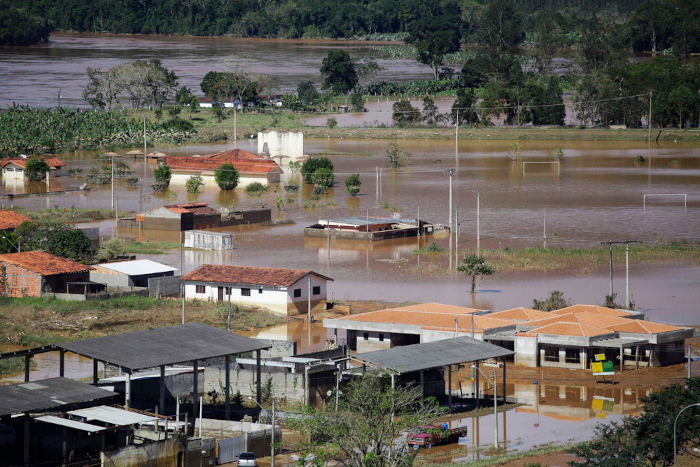 Vista de uma cidade alagada em texto sobre meteorologia.