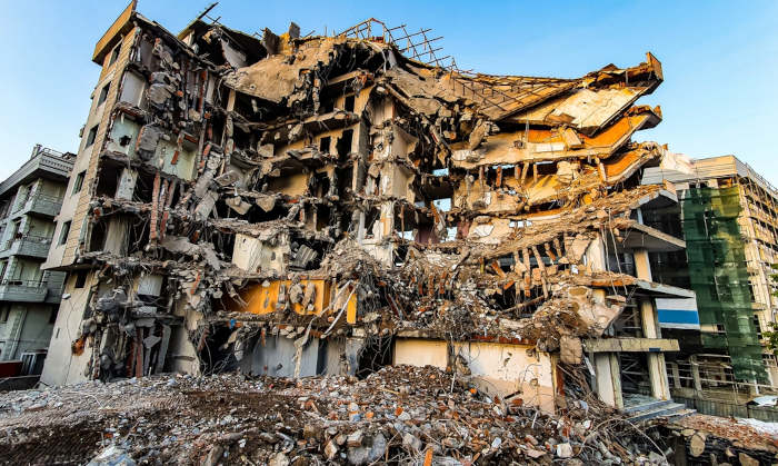 Prédios destruídos após ocorrência de terremoto na Turquia.