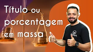 Escrito"Título ou porcentagem em massa" sobre a imagem de uma balança com moedas de ouro ao lado do professor de Química.