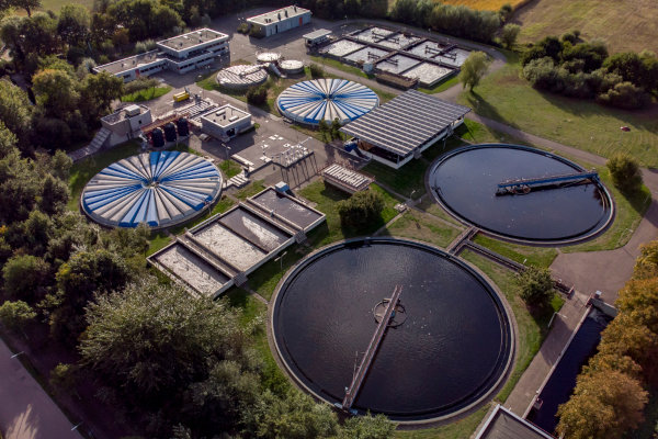 Vista aérea de uma estação de tratamento de água, estrutura relacionada ao saneamento básico.