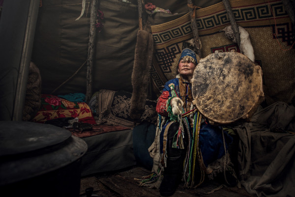Xamã segurando instrumento típico do xamanismo mongol.
