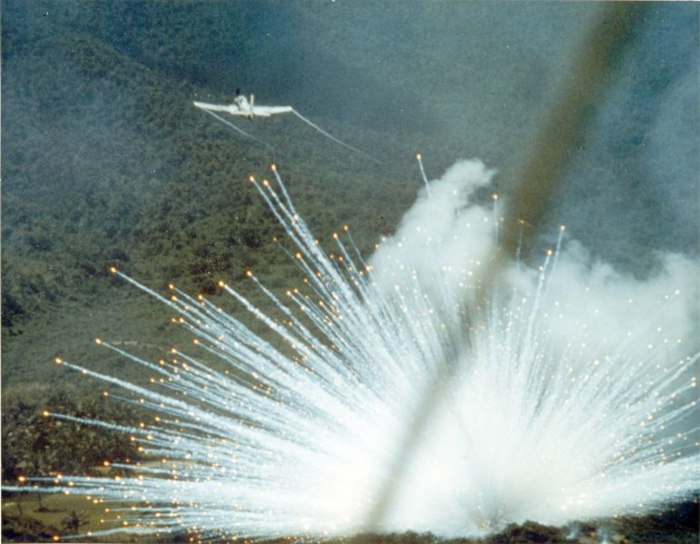 Bomba de fósforo branco lançada pelos EUA durante a Guerra do Vietnã, em 1966.