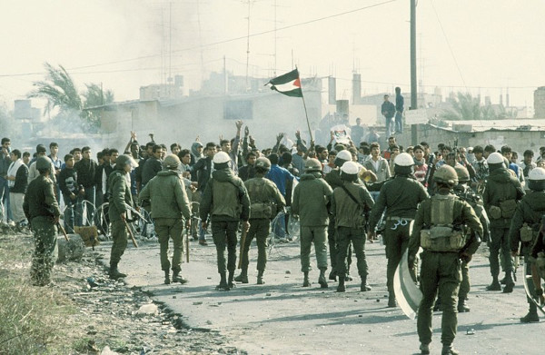 Fotografia tirada na Primeira Intifada, na Faixa de Gaza, em 1987.
