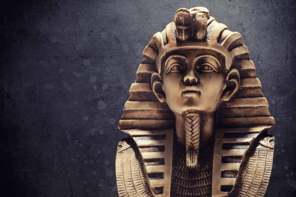 Máscara mortuária do faraó Tutancâmon.