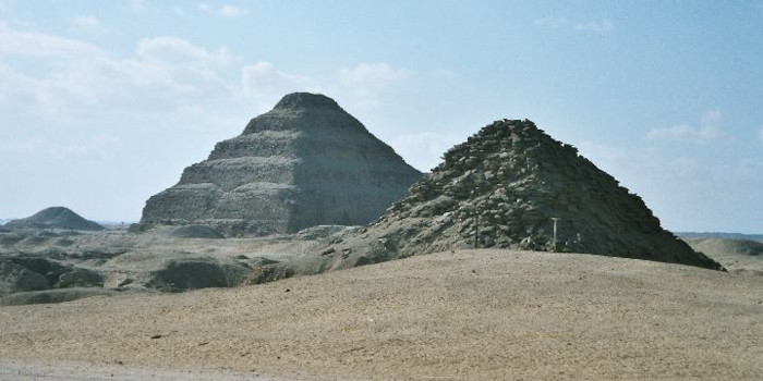 As pirâmides de Saqqara, símbolo do poder dos primeiros faraós.[1] 