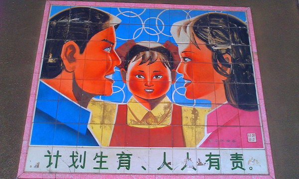 Representação da política do filho único promovida pela China até 2015, um exemplo de ação de controle de natalidade.