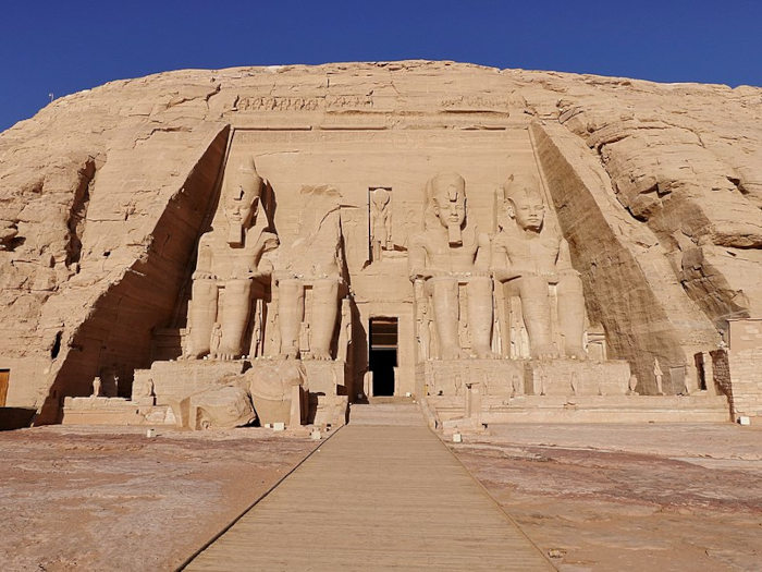 O Templo de Abu Simbel, construído pelo faraó Ramsés II.[3]
