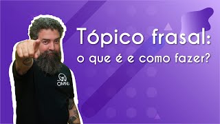 Escrito"Tópico frasal: o que é e como fazer?" ao lado do professor no fundo roxo.