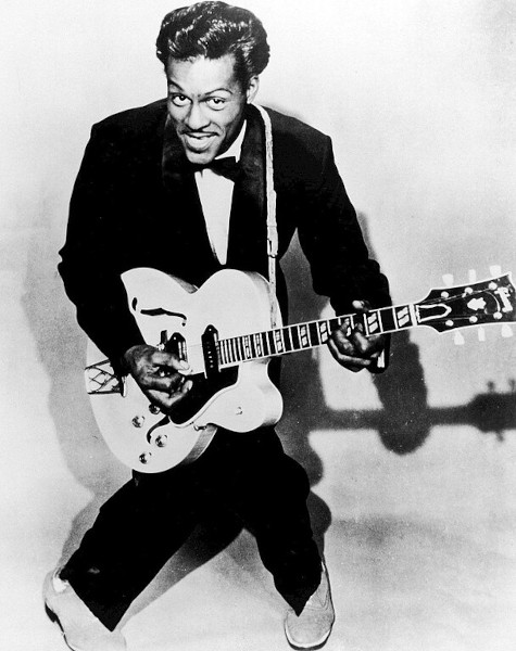 Chuck Berry, considerado o pai do rock, posando com guitarra elétrica em 1957.