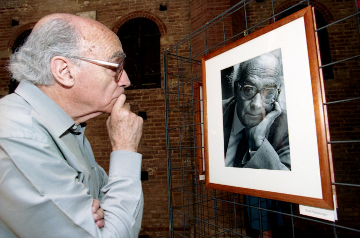 José Saramago, autor da literatura portuguesa, diante do próprio retrato. 