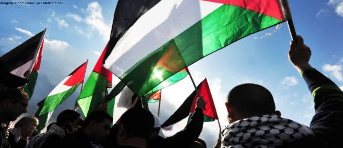 pessoas segurando bandeiras da Palestina