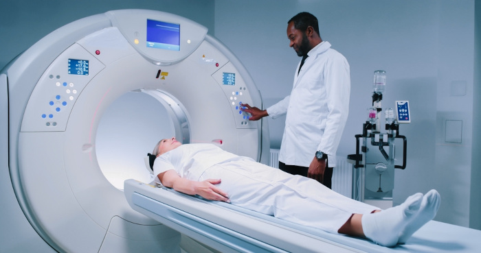 Paciente durante exame de tomografia feita com radiação gama.