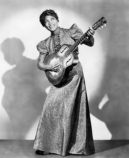 Sister Rosetta Tharpe, considerada a mãe do rock, com uma guitarra em 1938.