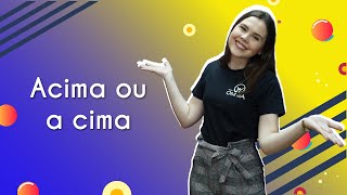 Professora ao lado do texto"Acima ou a cima?"