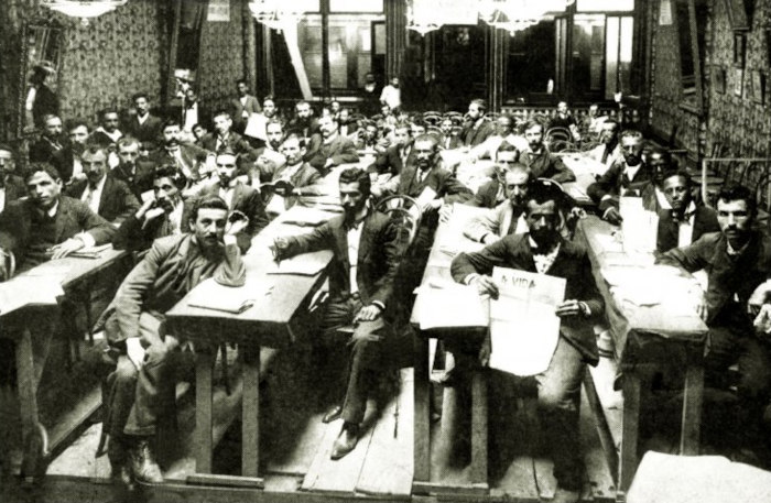 Reunião da Confederação Operária Brasileira (COB), em 1906, reflexo do Movimento Operário Brasileiro.