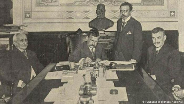 Fotografia de Wenceslau Braz assinando o documento que oficializou a participação do Brasil na Primeira Guerra Mundial.