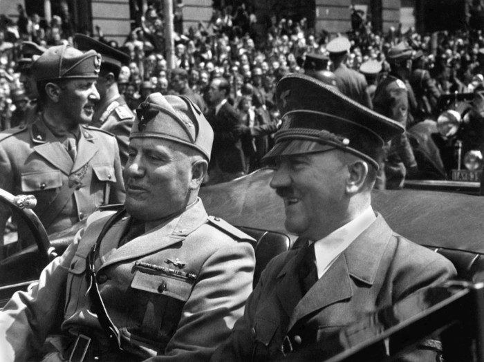 Benito Mussolini e Adolf Hitler, líderes de dois marcantes regimes de extrema-direita.