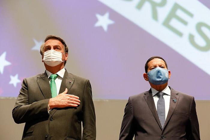 Jair Bolsonaro e Hamilton Mourão usando máscaras, durante a pandemia de covid-19, em texto sobre a Nova República.
