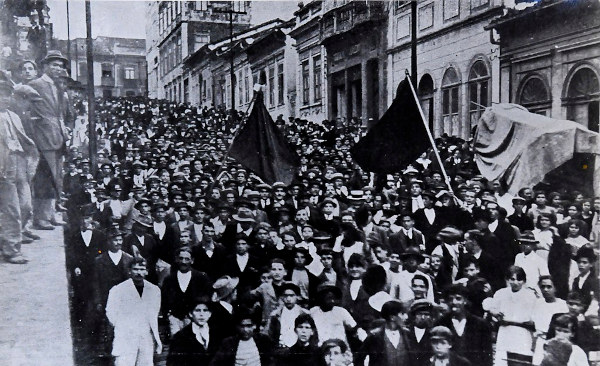 Operários durante a Greve Geral de 1917, um reflexo do Movimento Operário Brasileiro.
