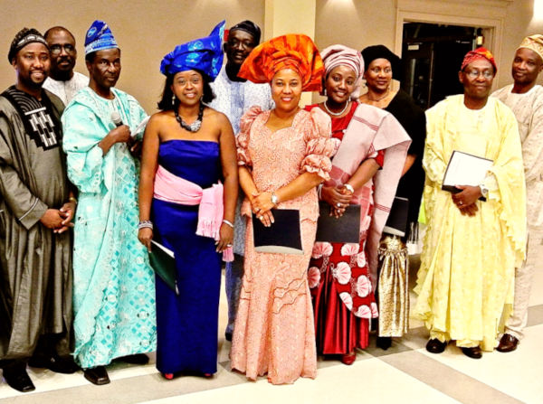 Pessoas pertencentes ao grupo étnico iorubás em um evento cultural.