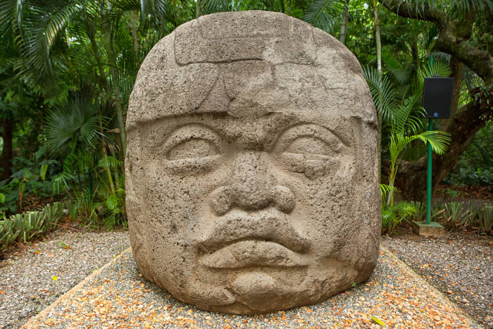 Escultura feita pela civilização pré-colombiana olmeca.