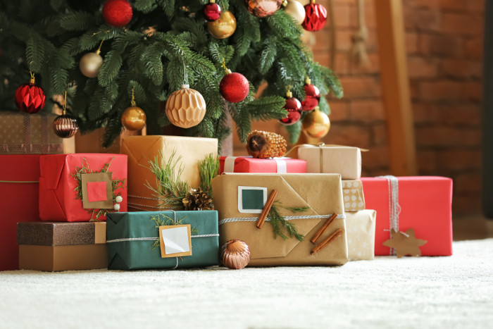 Presentes de Natal abaixo de uma Árvore de Natal, situação que consolidou a lenda do Papai Noel sobre a origem dos presentes.