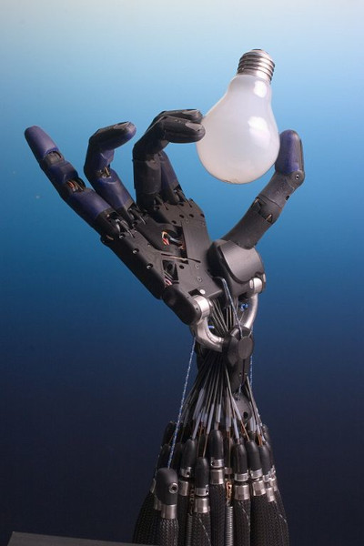 Braço robótico segurando uma lâmpada, realidade ligada à Quarta Revolução Industrial.