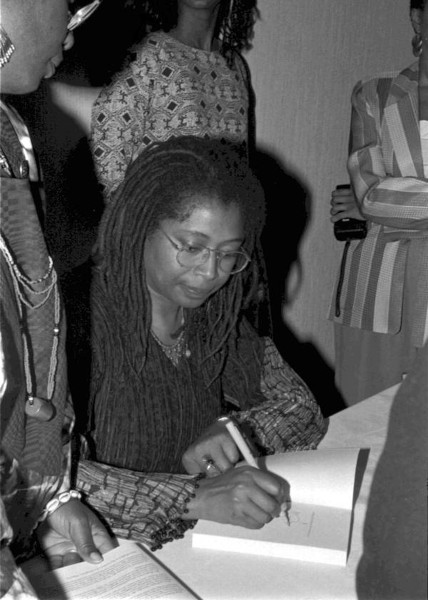 Fotografia de Alice Walker, uma das personalidades negras que marcaram a história.