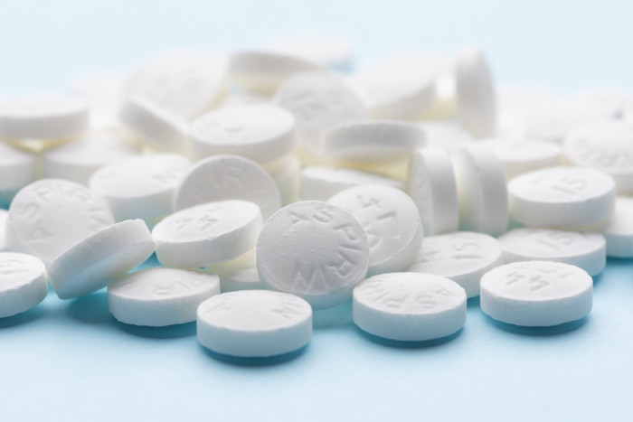 Pílulas de aspirina (ácido acetilsalicílico), um ácido carboxílico que tem propriedades analgésicas.