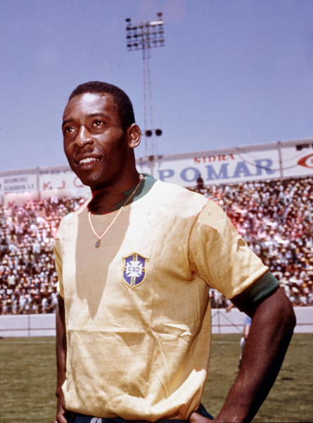 Foto de Pelé em campo, em texto sobre o Dia do Atleta Profissional.