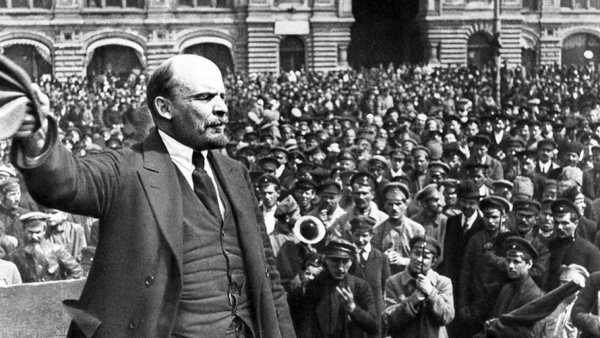 Fotografia de Vladimir Lenin, que assumiu o governo da Rússia após a Revolução Russa, discursando durante a revolução.