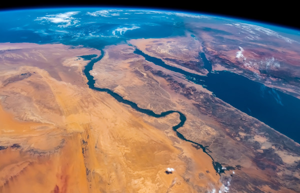 Imagem de satélite do rio Nilo na superfície terrestre.