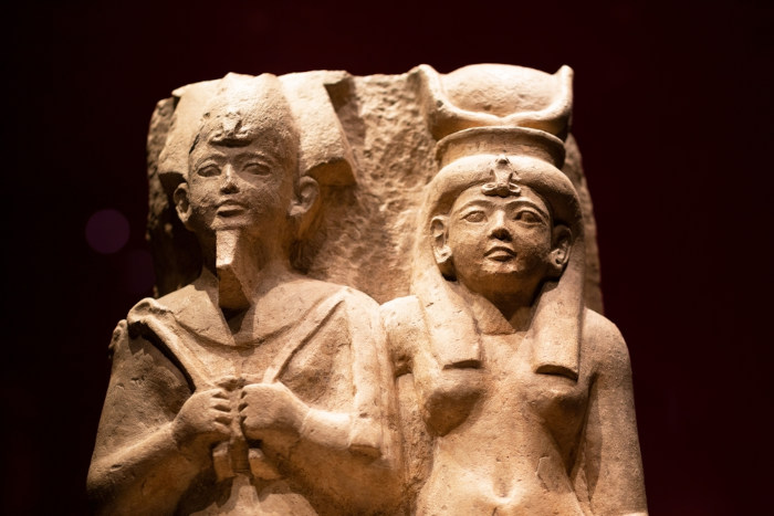 Estátua de Ísis e de Osíris, duas importantes divindades da mitologia egípcia.