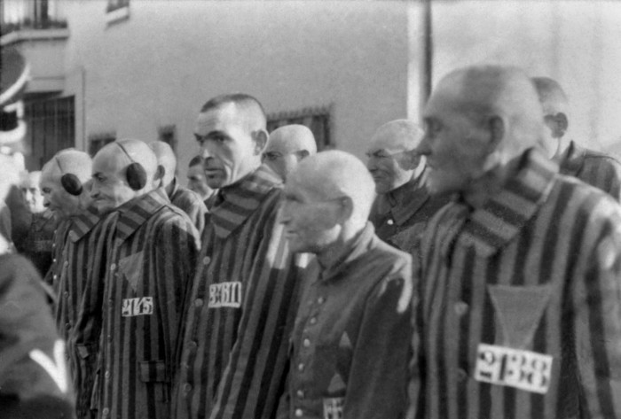 Judeus em um campo de concentração nazista.