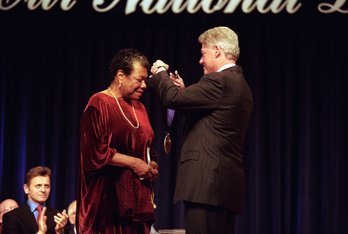 Maya Angelou recebendo a Medalha Nacional de Artes das mãos do presidente Bill Clinton em 2000.