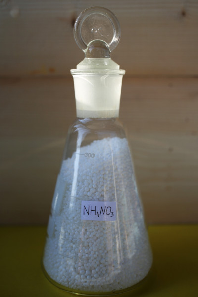 Frasco de erlenmeyer com amostra sólida de nitrato de amônio.