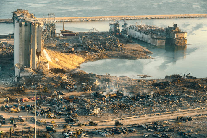 Vista aérea do porto de Beirute, um dia após o acidente com nitrato de amônio.