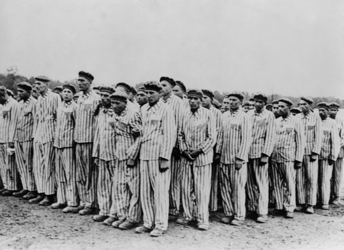 Judeus em campo de concentração, em texto sobre a Noite dos Cristais.