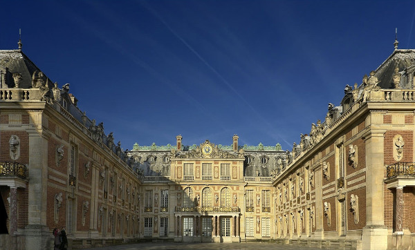 Vista frontal do Palácio de Versalhes, o símbolo do absolutismo francês durante o Estado Moderno.