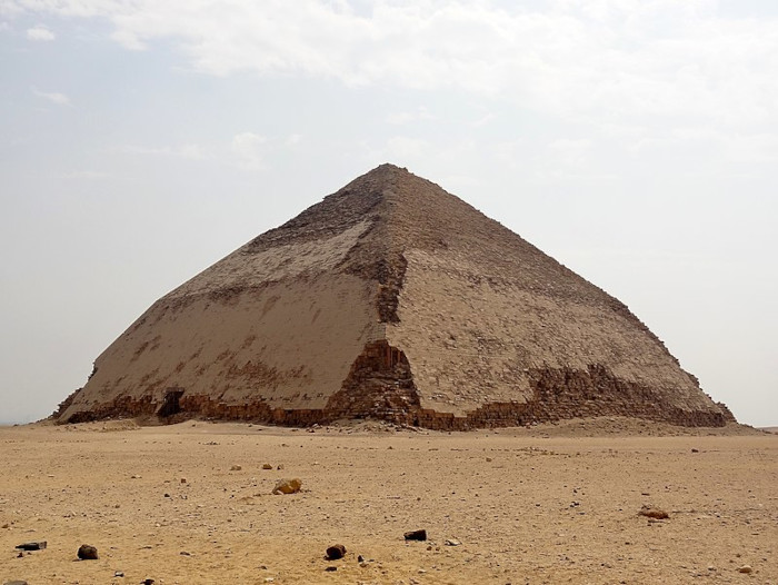 Vista da Pirâmide Curvada, uma das pirâmides do Egito.