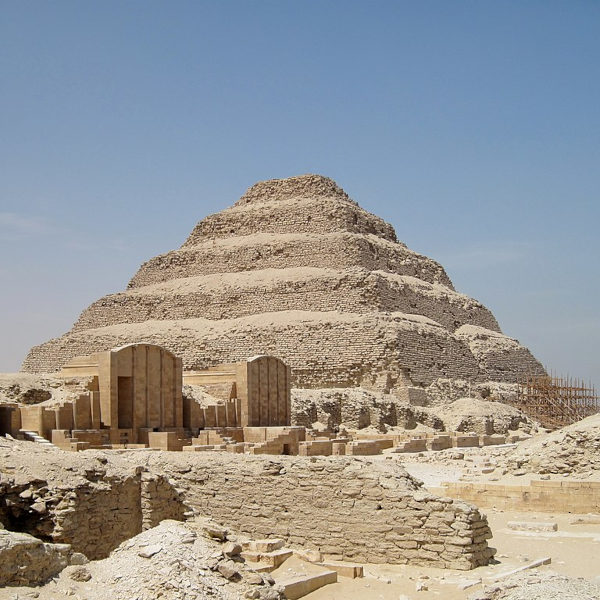 Vista da Pirâmide de Djeser, uma das pirâmides do Egito.